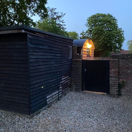 Gatwick Hideaway Hut Hotel Charlwood Bagian luar foto