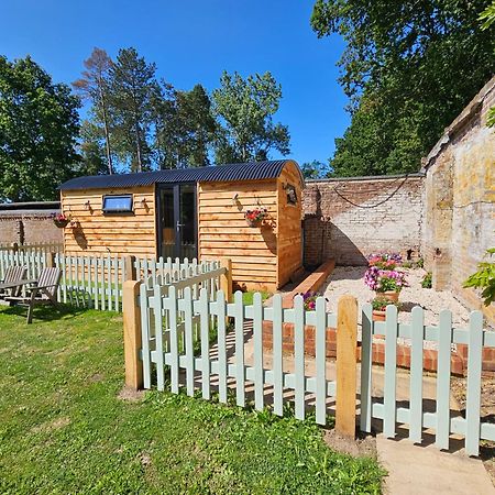 Gatwick Hideaway Hut Hotel Charlwood Bagian luar foto