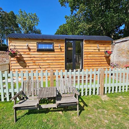 Gatwick Hideaway Hut Hotel Charlwood Bagian luar foto