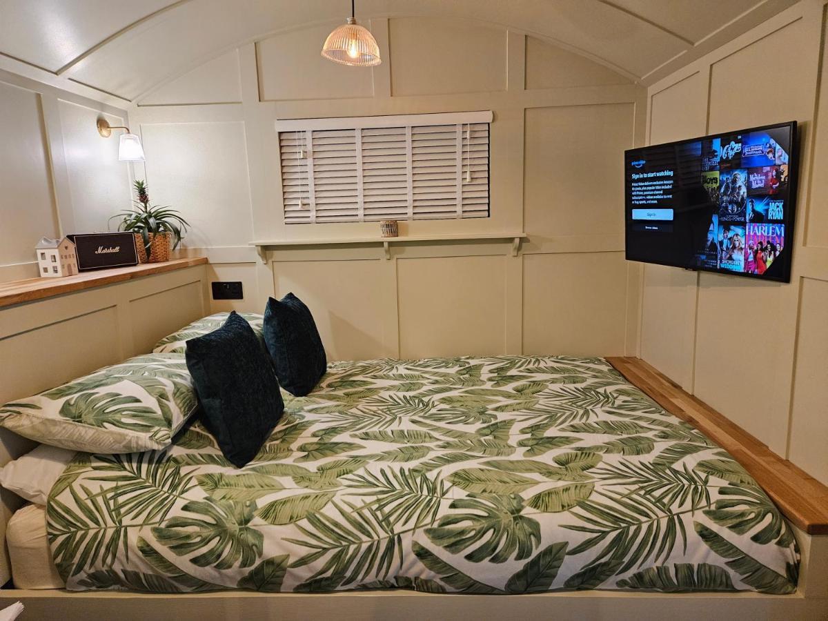 Gatwick Hideaway Hut Hotel Charlwood Bagian luar foto