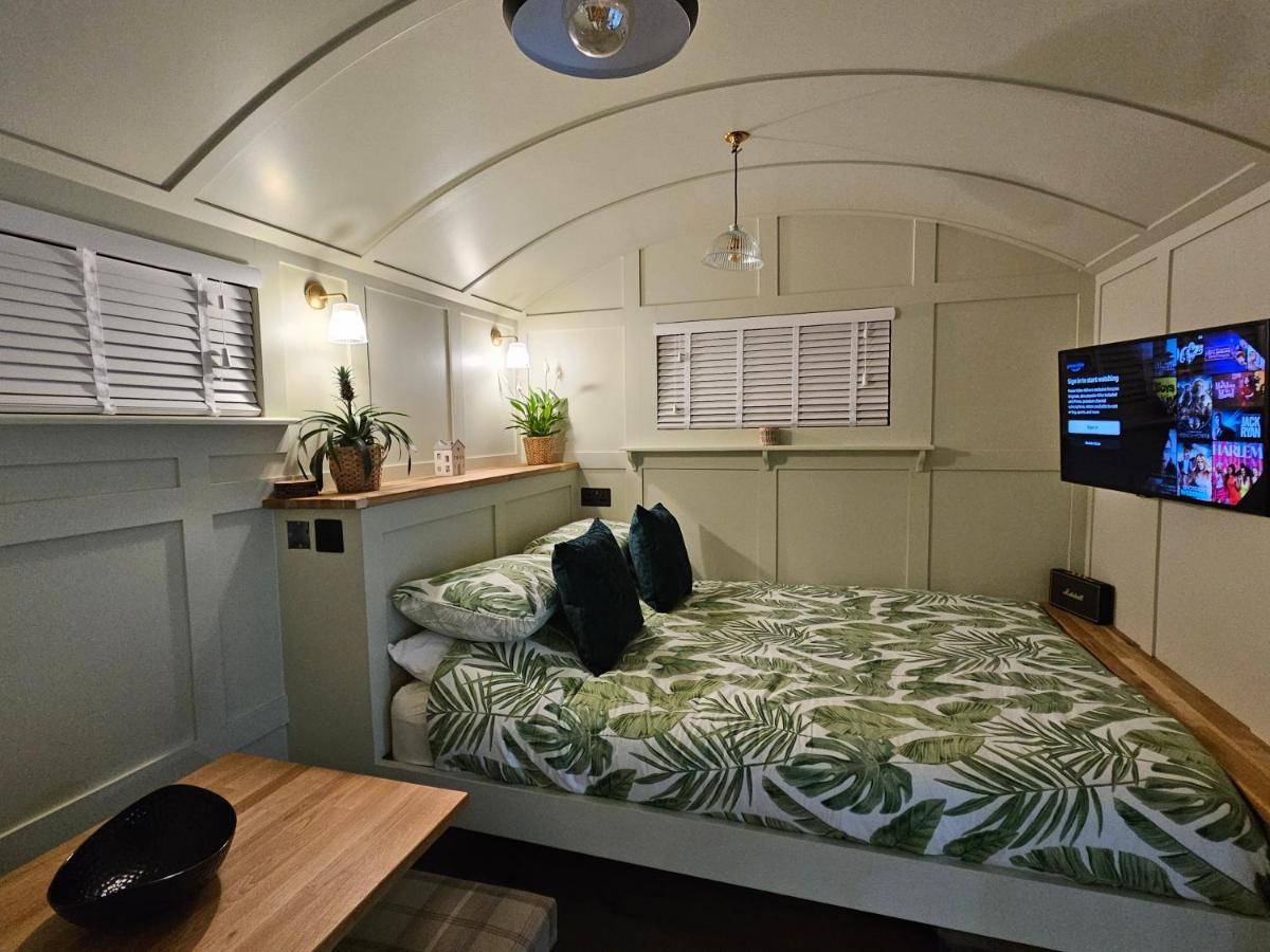 Gatwick Hideaway Hut Hotel Charlwood Bagian luar foto