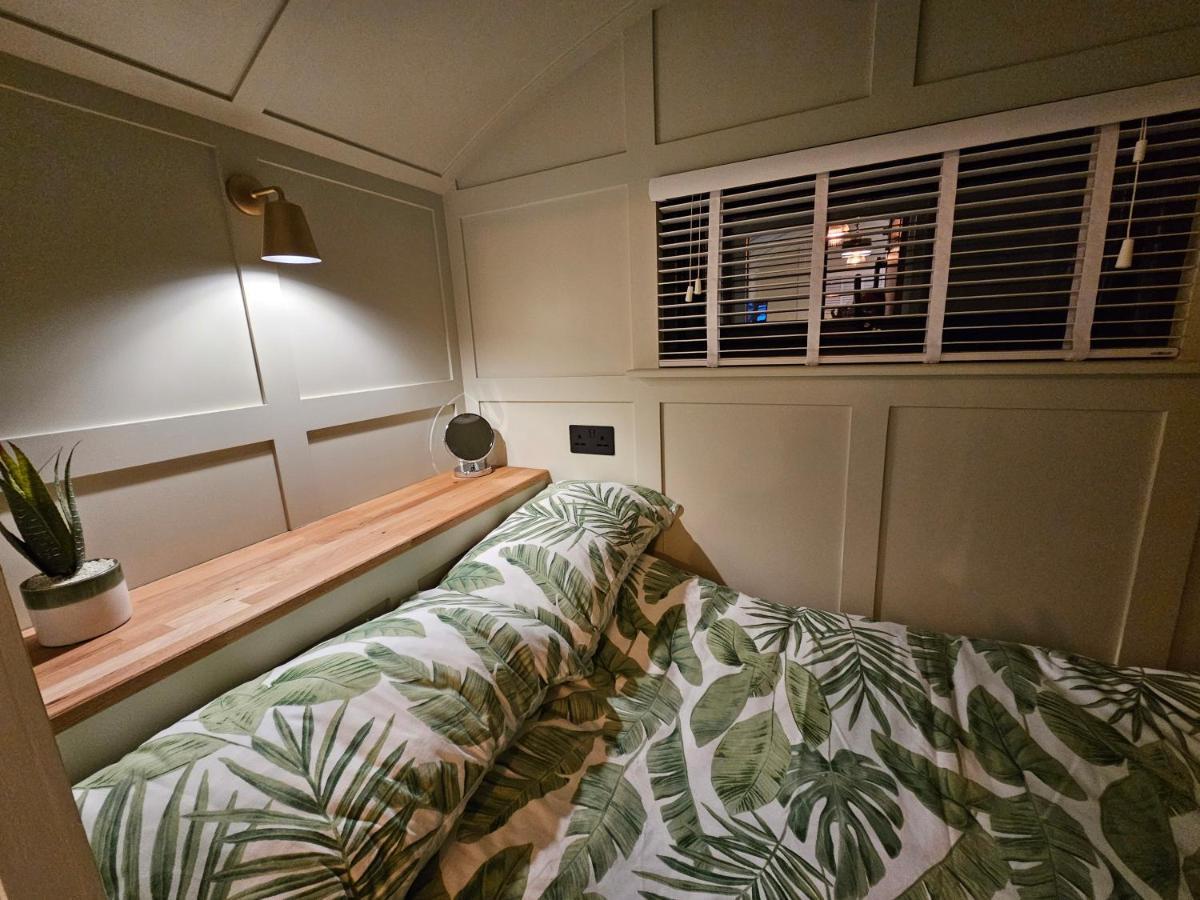 Gatwick Hideaway Hut Hotel Charlwood Bagian luar foto