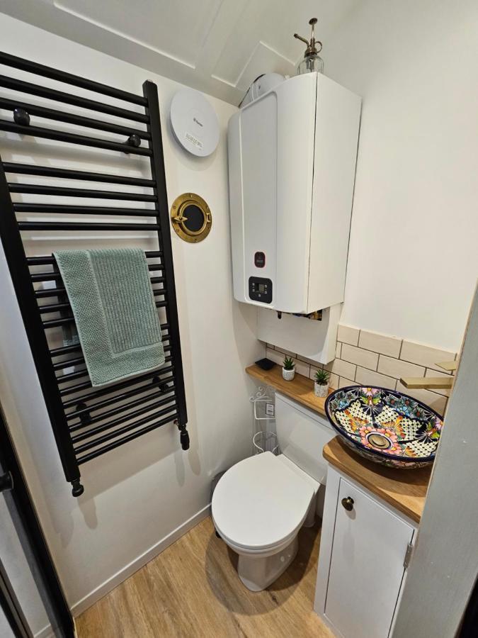 Gatwick Hideaway Hut Hotel Charlwood Bagian luar foto