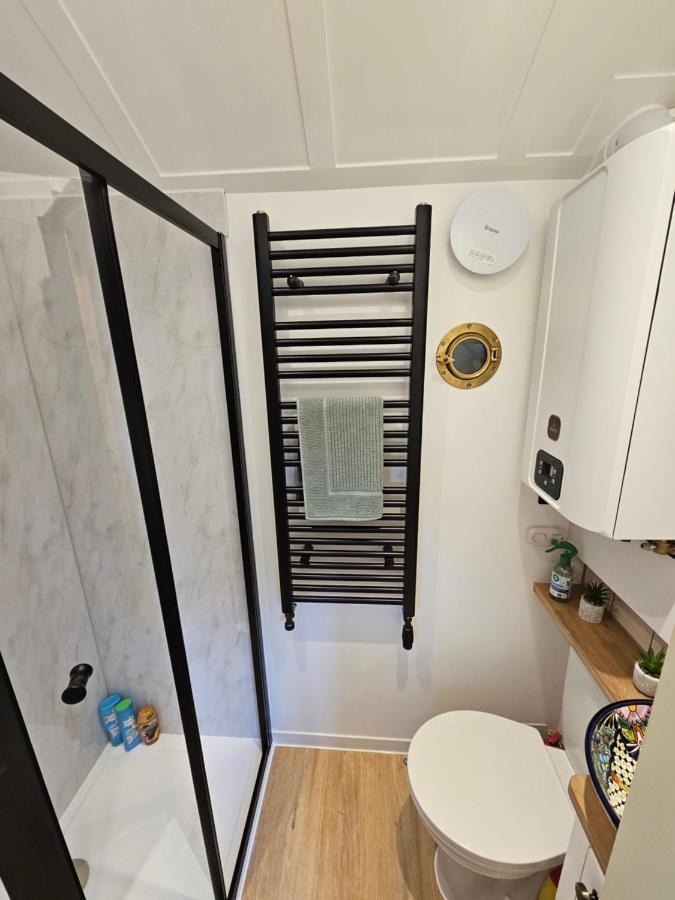 Gatwick Hideaway Hut Hotel Charlwood Bagian luar foto