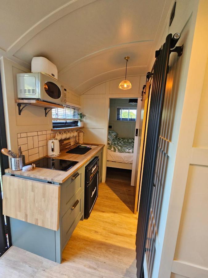 Gatwick Hideaway Hut Hotel Charlwood Bagian luar foto