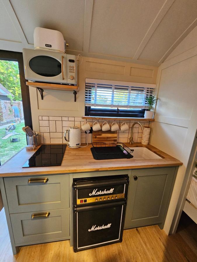 Gatwick Hideaway Hut Hotel Charlwood Bagian luar foto