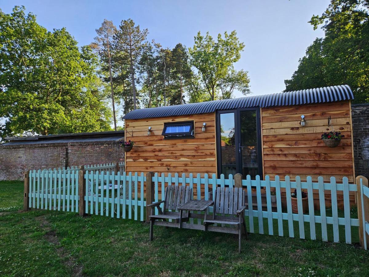 Gatwick Hideaway Hut Hotel Charlwood Bagian luar foto