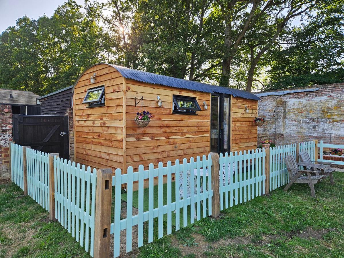 Gatwick Hideaway Hut Hotel Charlwood Bagian luar foto