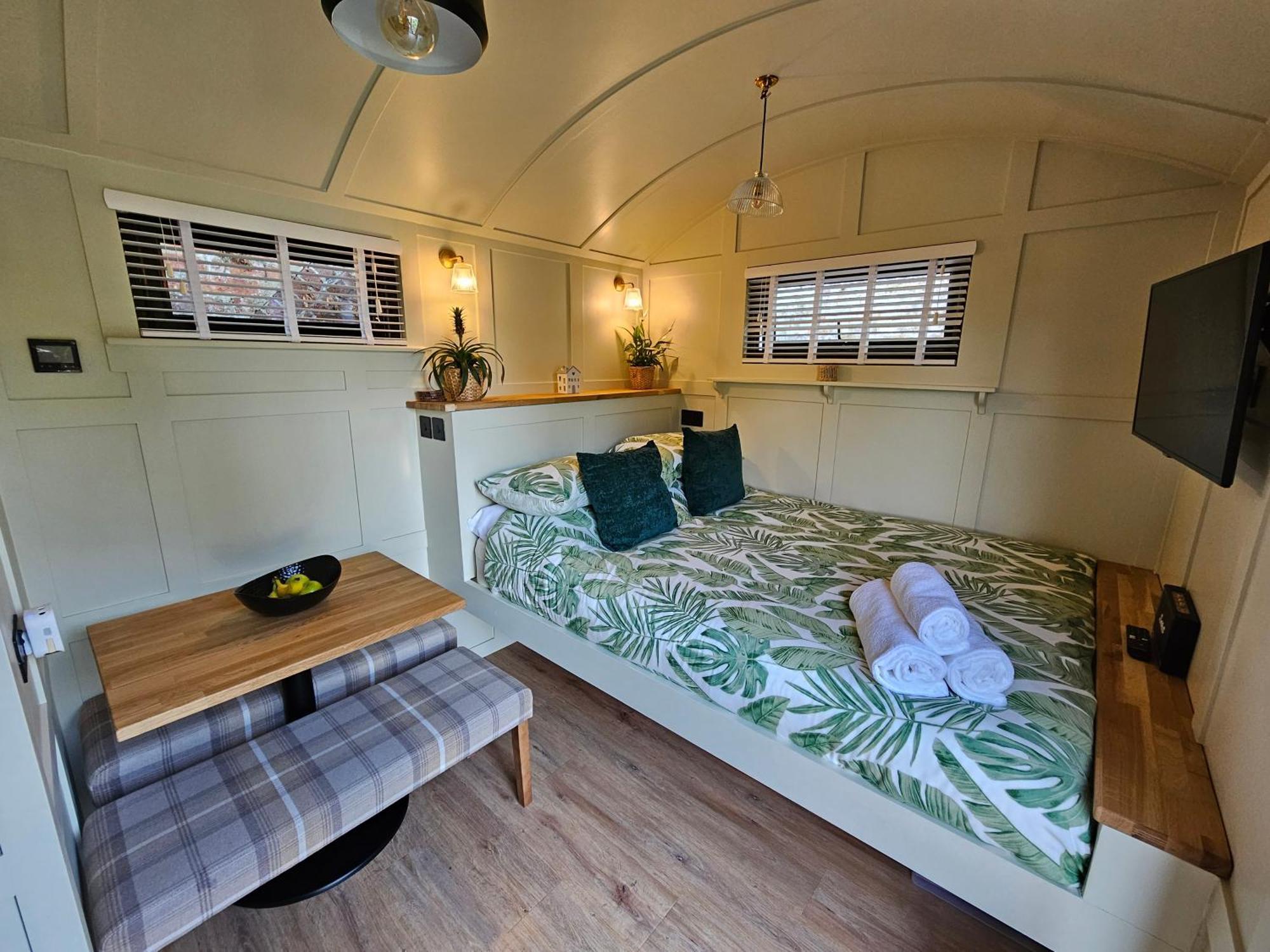 Gatwick Hideaway Hut Hotel Charlwood Bagian luar foto