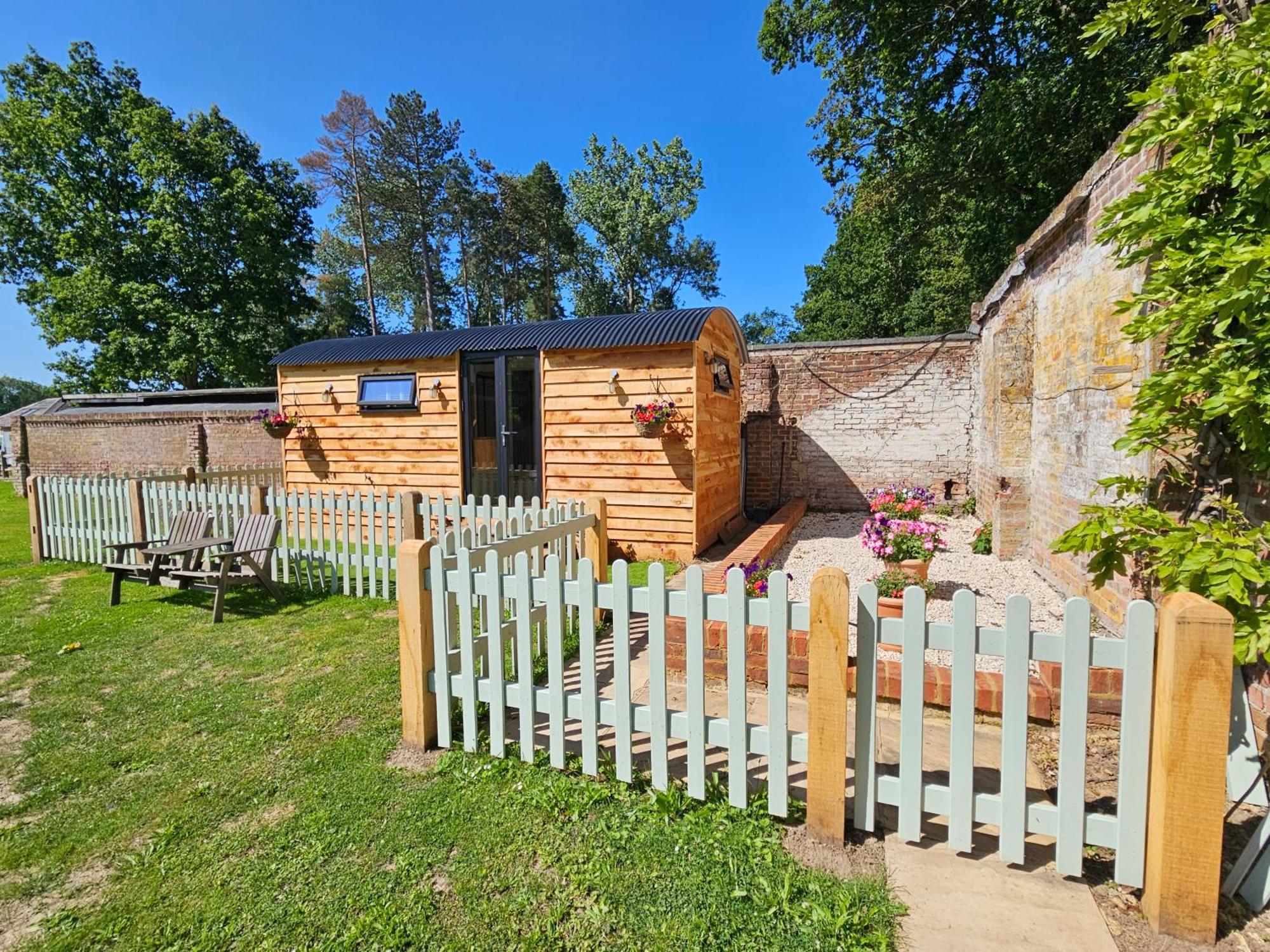 Gatwick Hideaway Hut Hotel Charlwood Bagian luar foto