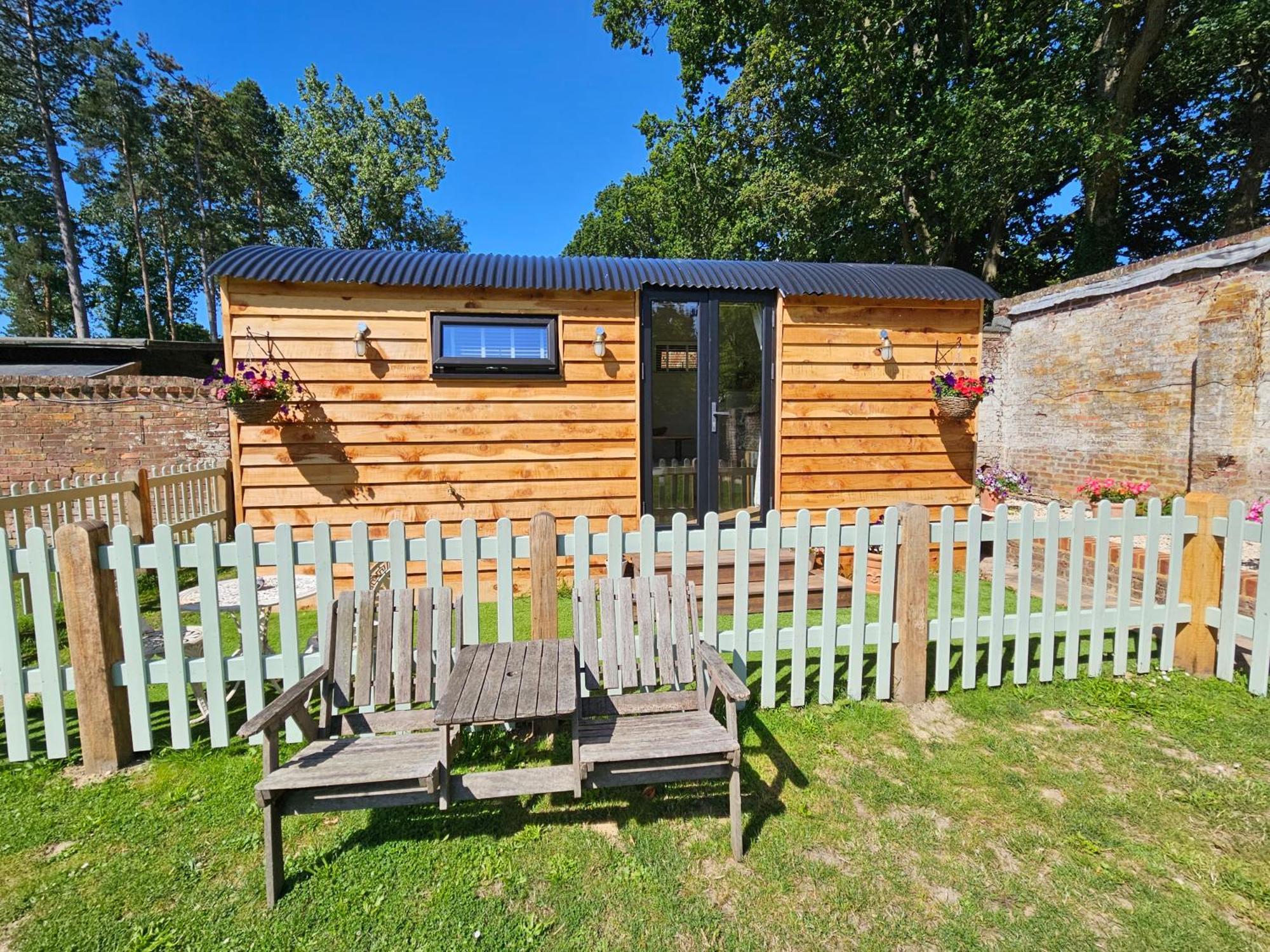 Gatwick Hideaway Hut Hotel Charlwood Bagian luar foto